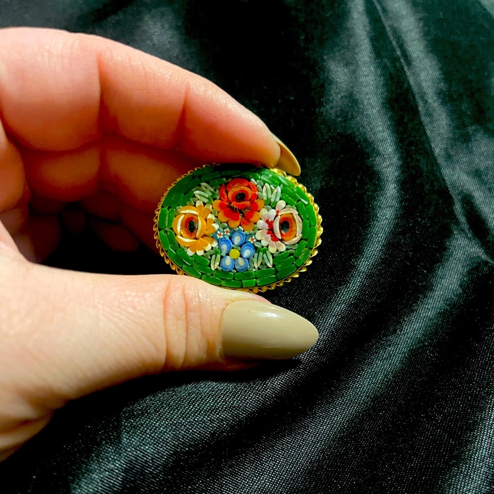 Vintage flower glass brooch. Made in Italy.